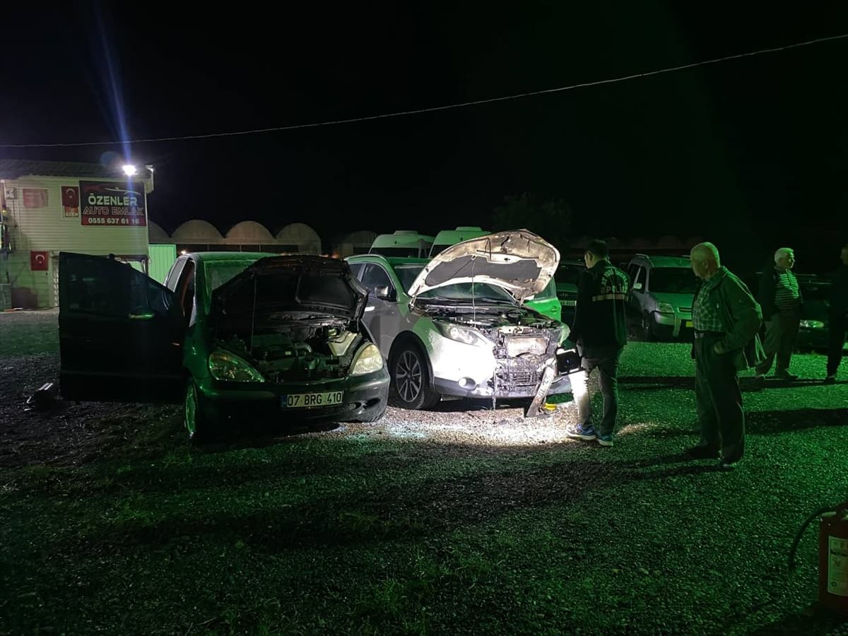 Antalya'da otomobil galerisindeki 6 aracın kundaklandığı anlar güvenlik kamerasında