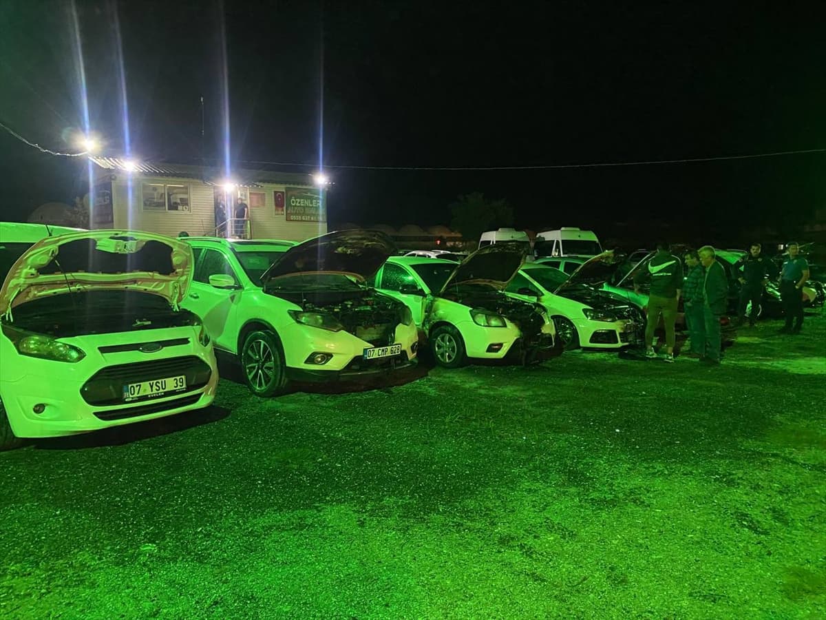 Antalya'da otomobil galerisindeki 6 aracın kundaklandığı anlar güvenlik kamerasında — 7