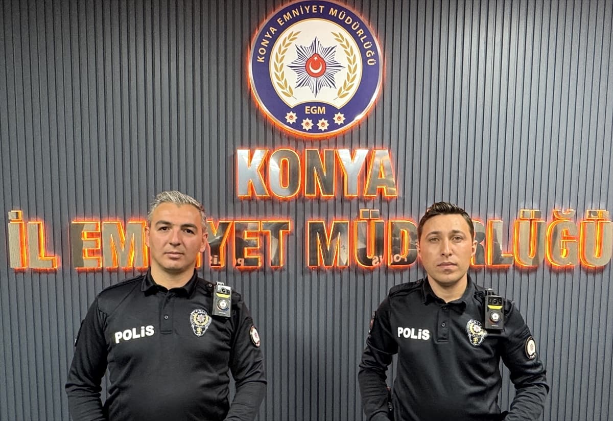 Polis, otluk alanda bulduğu yaşlı kadını sırtında ambulansa taşıdı