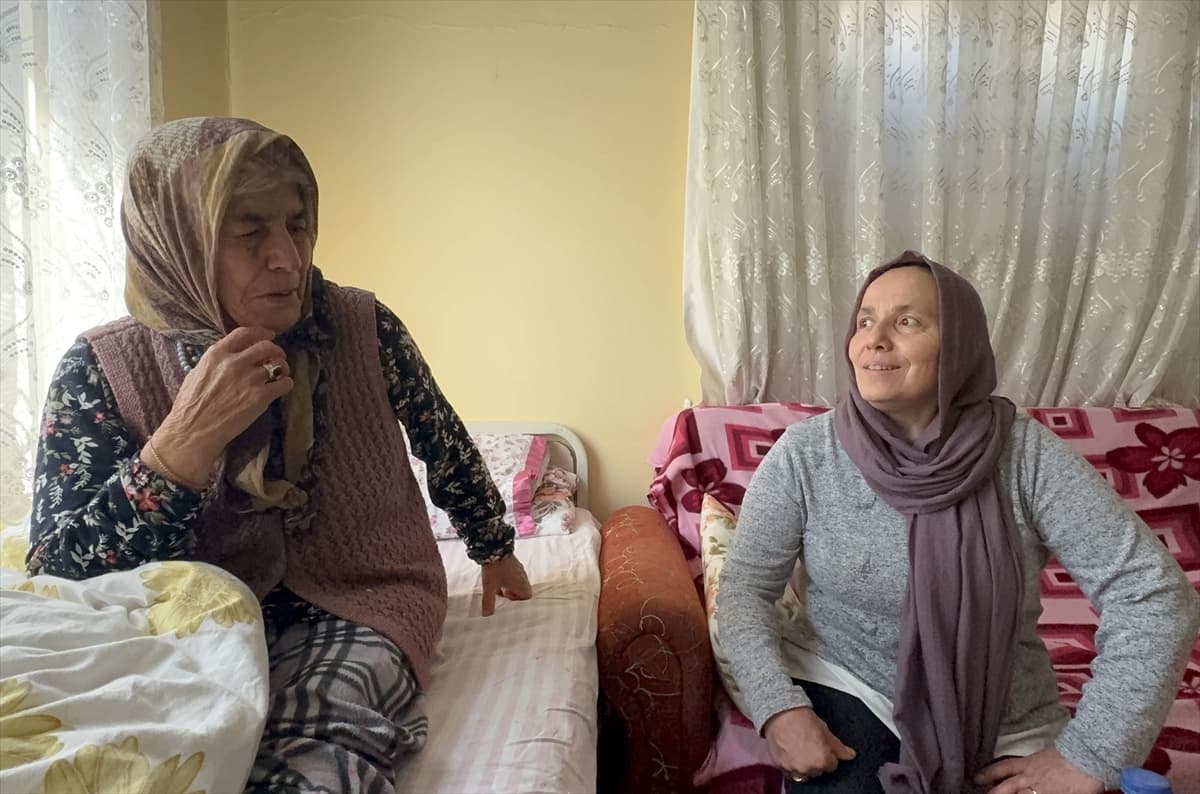 Polis, otluk alanda bulduğu yaşlı kadını sırtında ambulansa taşıdı — 5